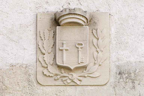 Porte nord, détail : armoiries de la ville. © Région Bourgogne-Franche-Comté, Inventaire du patrimoine