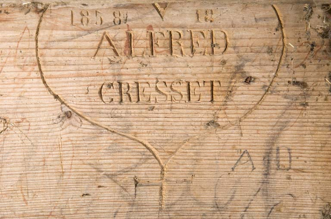 Intérieur, la chambre du berger, détail : inscription portant la date 1858. © Région Bourgogne-Franche-Comté, Inventaire du patrimoine