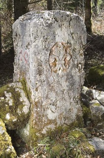 Borne frontalière n°19 ornée de la fleur de lys, côté France. © Région Bourgogne-Franche-Comté, Inventaire du patrimoine