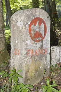 Borne frontalière n° 64 ornée de l'aigle impérial, côté France. © Région Bourgogne-Franche-Comté, Inventaire du patrimoine
