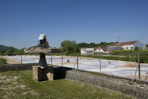 Vue de l'atelier de trituration depuis un bassin de décantation. © Région Bourgogne-Franche-Comté, Inventaire du patrimoine