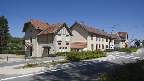 Conciergerie du logement patronal, cité la Cude et magasin coopératif. Vue de trois quarts. © Région Bourgogne-Franche-Comté, Inventaire du patrimoine