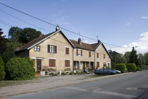 Logement d'ouvriers (13, 15, 17 rue Weibel). Façade antérieure de trois quarts droite. © Région Bourgogne-Franche-Comté, Inventaire du patrimoine
