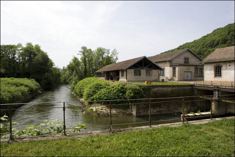 Bief de dérivation et hangar industriel. © Région Bourgogne-Franche-Comté, Inventaire du patrimoine