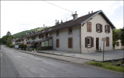 Cité ouvrière. Alignement de façades, route de Thoraise. Vue depuis le nord-est. © Région Bourgogne-Franche-Comté, Inventaire du patrimoine