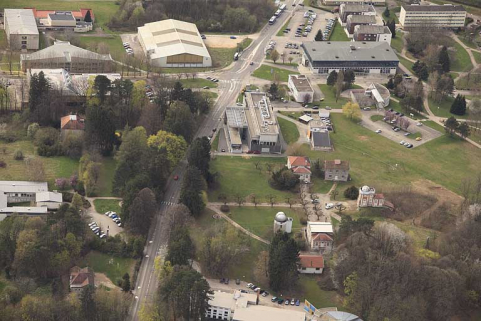 Vue aérienne du site, depuis l'est. © Région Bourgogne-Franche-Comté, Inventaire du patrimoine Vue aérienne du site, depuis l'est. © Région Bourgogne-Franche-Comté, Inventaire du patrimoine