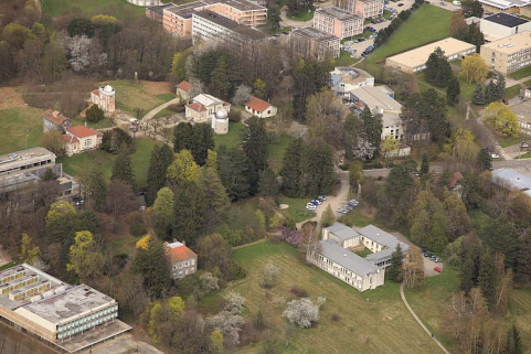Vue aérienne du site, depuis le sud-ouest. © Région Bourgogne-Franche-Comté, Inventaire du patrimoine Vue aérienne du site, depuis le sud-ouest. © Région Bourgogne-Franche-Comté, Inventaire du patrimoine