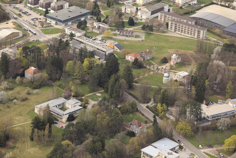 Vue aérienne du site, depuis le sud-est. © Région Bourgogne-Franche-Comté, Inventaire du patrimoine Vue aérienne du site, depuis le sud-est. © Région Bourgogne-Franche-Comté, Inventaire du patrimoine