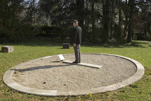 Vue d'ensemble rapprochée, après restauration. L'ombre de la personne positionnée sur le signe zodiacal correspondant à la période de l'année indique l'heure. © Région Bourgogne-Franche-Comté, Inventaire du patrimoine Vue d'ensemble rapprochée, après restauration. L'ombre de la personne positionnée sur le signe zodiacal correspondant à la période de l'année indique l'heure. © Région Bourgogne-Franche-Comté, Inventaire du patrimoine