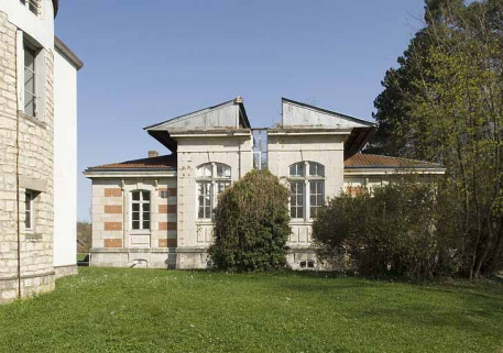 Elévation sud du pavillon, toiture ouverte. © Région Bourgogne-Franche-Comté, Inventaire du patrimoine Elévation sud du pavillon, toiture ouverte. © Région Bourgogne-Franche-Comté, Inventaire du patrimoine