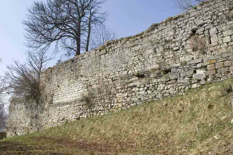 Enceinte médiévale est et meurtrières. © Région Bourgogne-Franche-Comté, Inventaire du patrimoine