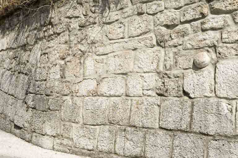 Enceinte : détail du bossage. © Région Bourgogne-Franche-Comté, Inventaire du patrimoine