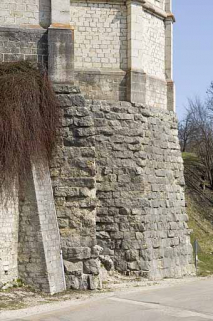 Mur de soutènement crée en 18?? pour asseoir le chevet de l'église paroissiale. © Région Bourgogne-Franche-Comté, Inventaire du patrimoine