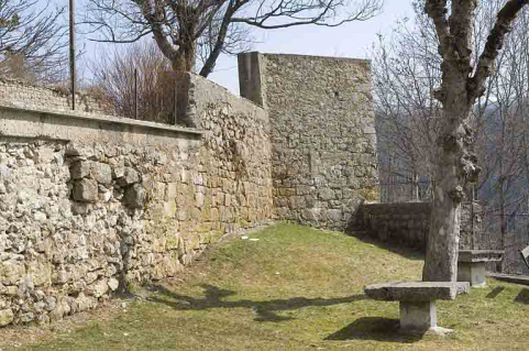 Mur entre l'église paroissiale et l'hôtel de la Couronne. © Région Bourgogne-Franche-Comté, Inventaire du patrimoine