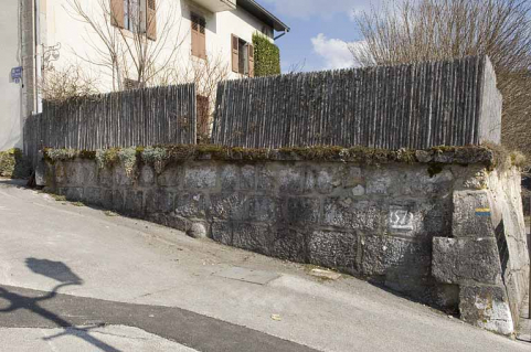 Enceinte au niveau de la maison Billet, rue de l'Eglise. © Région Bourgogne-Franche-Comté, Inventaire du patrimoine