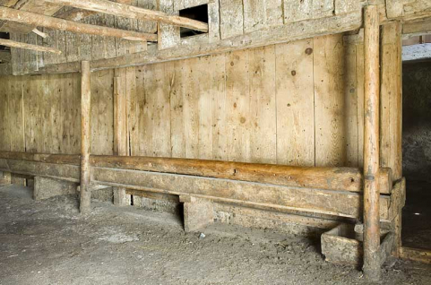 Intérieur, l'étable à vaches ou "écurie", détail : les mangeoirs ou "crêches." © Région Bourgogne-Franche-Comté, Inventaire du patrimoine