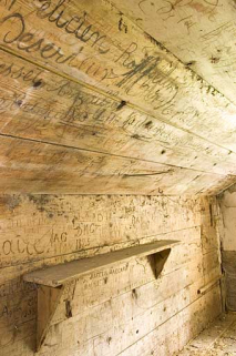 Intérieur, la chambre du berger, détail des inscriptions. © Région Bourgogne-Franche-Comté, Inventaire du patrimoine