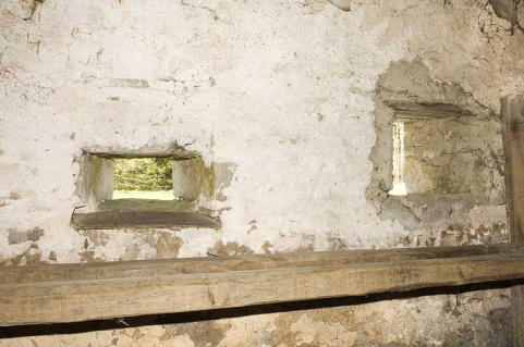 Intérieur, la chambre à lait ou "laitier" et deux baies fromagères. © Région Bourgogne-Franche-Comté, Inventaire du patrimoine
