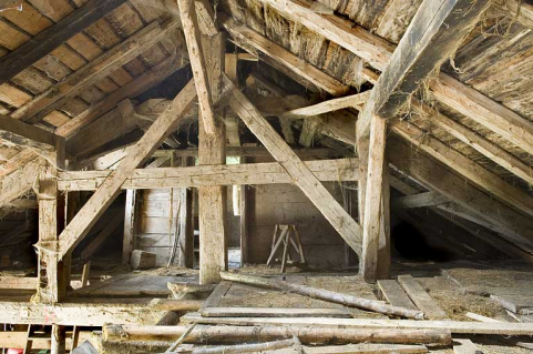 Vue générale de la charpente et, au fond, la porte ouvrant sur la chambre du berger. © Région Bourgogne-Franche-Comté, Inventaire du patrimoine