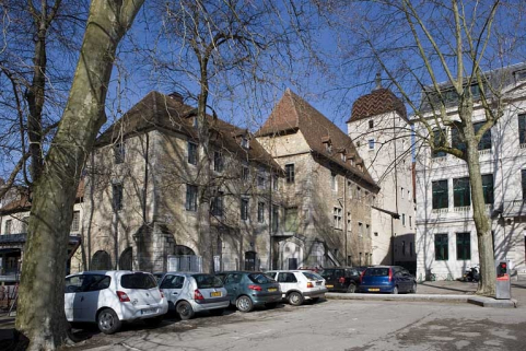 Vue d'ensemble de la façade latérale gauche donnant sur l'ancienne cour des communs. © Région Bourgogne-Franche-Comté, Inventaire du Patrimoine Vue d'ensemble de la façade latérale gauche donnant sur l'ancienne cour des communs. © Région Bourgogne-Franche-Comté, Inventaire du Patrimoine