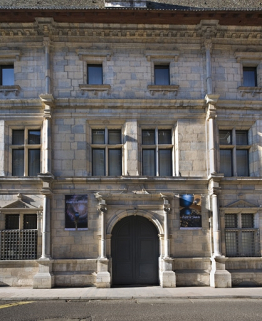 Façade principale : détail de la travée centrale. © Région Bourgogne-Franche-Comté, Inventaire du Patrimoine Façade principale : détail de la travée centrale. © Région Bourgogne-Franche-Comté, Inventaire du Patrimoine