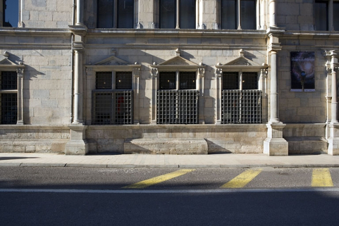 Façade principale : détail d'une partie du rez-de-chaussée à gauche du portail d'entrée. © Région Bourgogne-Franche-Comté, Inventaire du Patrimoine Façade principale : détail d'une partie du rez-de-chaussée à gauche du portail d'entrée. © Région Bourgogne-Franche-Comté, Inventaire du Patrimoine