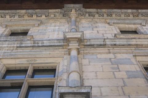 Façade principale : détail de deux colonnes ionique et composite superposées, en contre-plongée. © Région Bourgogne-Franche-Comté, Inventaire du Patrimoine Façade principale : détail de deux colonnes ionique et composite superposées, en contre-plongée. © Région Bourgogne-Franche-Comté, Inventaire du Patrimoine