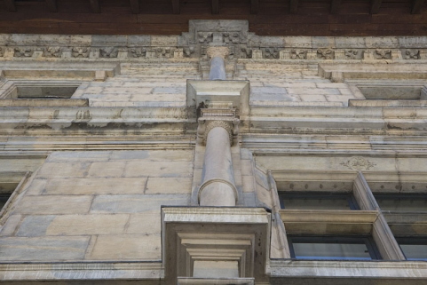 Façade principale : détail de deux colonnes ionique et composite superposées, en contre-plongée. © Région Bourgogne-Franche-Comté, Inventaire du Patrimoine Façade principale : détail de deux colonnes ionique et composite superposées, en contre-plongée. © Région Bourgogne-Franche-Comté, Inventaire du Patrimoine