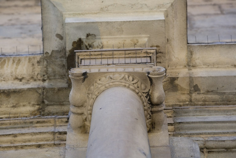 Façade principale : détail d'un chapiteau ionique, en contre-plongée. © Région Bourgogne-Franche-Comté, Inventaire du Patrimoine Façade principale : détail d'un chapiteau ionique, en contre-plongée. © Région Bourgogne-Franche-Comté, Inventaire du Patrimoine