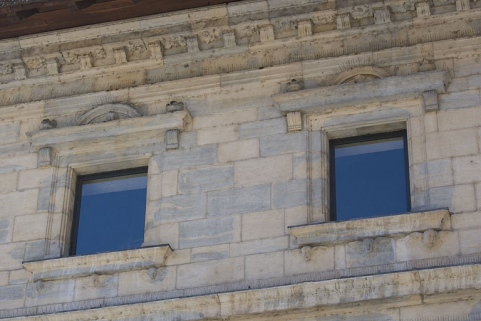 Façade principale : détail de deux fenêtres du deuxième étage. © Région Bourgogne-Franche-Comté, Inventaire du Patrimoine Façade principale : détail de deux fenêtres du deuxième étage. © Région Bourgogne-Franche-Comté, Inventaire du Patrimoine