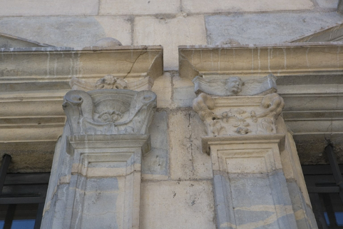 Façade principale : détail de deux chapiteaux encadrant les fenêtres du rez-de-chaussée. © Région Bourgogne-Franche-Comté, Inventaire du Patrimoine Façade principale : détail de deux chapiteaux encadrant les fenêtres du rez-de-chaussée. © Région Bourgogne-Franche-Comté, Inventaire du Patrimoine