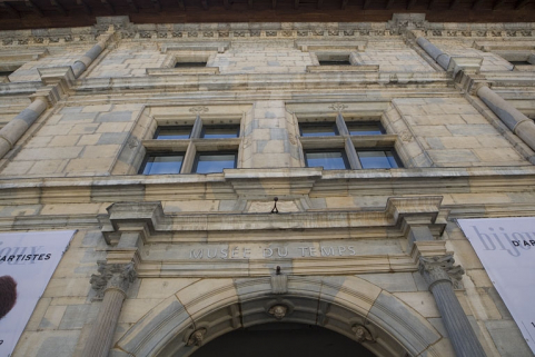 Façade principale : détail de la travée centrale à partir de l'arc du portail. © Région Bourgogne-Franche-Comté, Inventaire du Patrimoine Façade principale : détail de la travée centrale à partir de l'arc du portail. © Région Bourgogne-Franche-Comté, Inventaire du Patrimoine