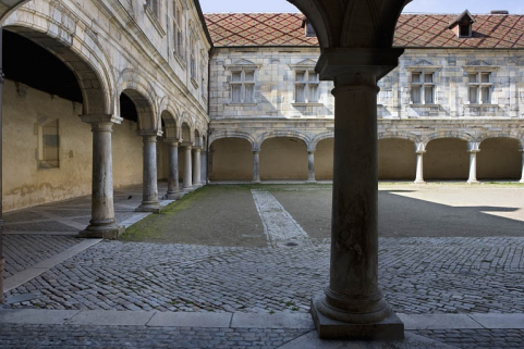 Vue de l'aile nord-ouest depuis le portique sud-est. © Région Bourgogne-Franche-Comté, Inventaire du Patrimoine Vue de l'aile nord-ouest depuis le portique sud-est. © Région Bourgogne-Franche-Comté, Inventaire du Patrimoine