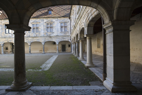 Vue de la galerie et de la cour depuis l'angle ouest. © Région Bourgogne-Franche-Comté, Inventaire du Patrimoine Vue de la galerie et de la cour depuis l'angle ouest. © Région Bourgogne-Franche-Comté, Inventaire du Patrimoine