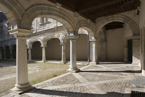 Vue de la cour et de la galerie depuis celle du nord-est. © Région Bourgogne-Franche-Comté, Inventaire du Patrimoine Vue de la cour et de la galerie depuis celle du nord-est. © Région Bourgogne-Franche-Comté, Inventaire du Patrimoine