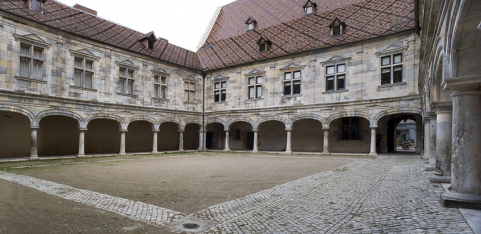 Vue d'ensemble des bâtiments sur cour depuis le sud. © Région Bourgogne-Franche-Comté, Inventaire du Patrimoine Vue d'ensemble des bâtiments sur cour depuis le sud. © Région Bourgogne-Franche-Comté, Inventaire du Patrimoine