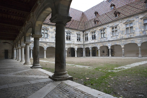 Vue d'ensemble des bâtiments depuis le l'angle ouest de la galerie. © Région Bourgogne-Franche-Comté, Inventaire du Patrimoine Vue d'ensemble des bâtiments depuis le l'angle ouest de la galerie. © Région Bourgogne-Franche-Comté, Inventaire du Patrimoine