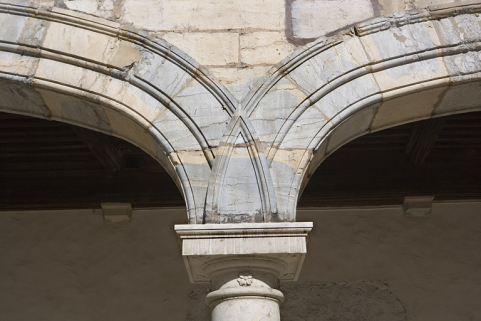Détail d'un chapiteau du portique, de face. © Région Bourgogne-Franche-Comté, Inventaire du Patrimoine Détail d'un chapiteau du portique, de face. © Région Bourgogne-Franche-Comté, Inventaire du Patrimoine