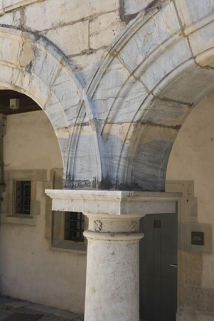 Détail d'un chapiteau du portique, de trois quarts. © Région Bourgogne-Franche-Comté, Inventaire du Patrimoine Détail d'un chapiteau du portique, de trois quarts. © Région Bourgogne-Franche-Comté, Inventaire du Patrimoine