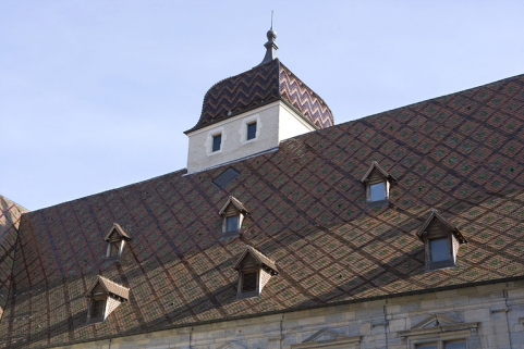 Toit de l'aile gauche avec celui de l'escalier. © Région Bourgogne-Franche-Comté, Inventaire du Patrimoine Toit de l'aile gauche avec celui de l'escalier. © Région Bourgogne-Franche-Comté, Inventaire du Patrimoine