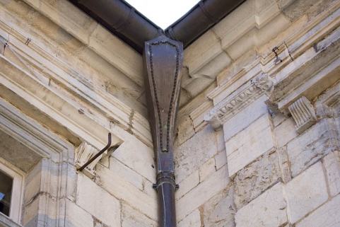 Détail d'une cuvette pour la descente des eaux. © Région Bourgogne-Franche-Comté, Inventaire du Patrimoine Détail d'une cuvette pour la descente des eaux. © Région Bourgogne-Franche-Comté, Inventaire du Patrimoine