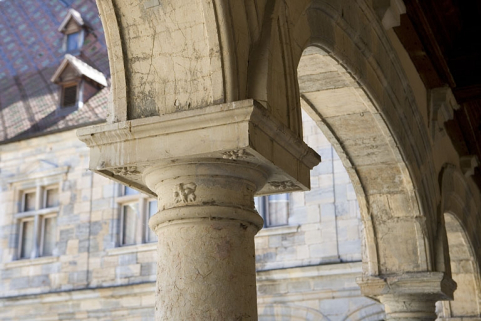 Portique : détail d'un chapiteau et de son tailloir. © Région Bourgogne-Franche-Comté, Inventaire du Patrimoine Portique : détail d'un chapiteau et de son tailloir. © Région Bourgogne-Franche-Comté, Inventaire du Patrimoine