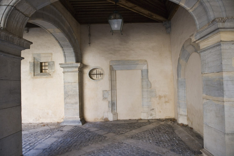 Vue de l'angle ouest du portique. © Région Bourgogne-Franche-Comté, Inventaire du Patrimoine Vue de l'angle ouest du portique. © Région Bourgogne-Franche-Comté, Inventaire du Patrimoine
