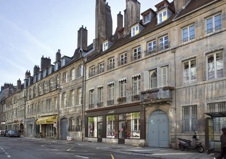 Vue d'ensemble de la façade sur rue, de trois quarts droit. © Région Bourgogne-Franche-Comté, Inventaire du Patrimoine
