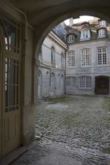 Vue des bâtiments sur cour depuis l'entrée du passage cocher. © Région Bourgogne-Franche-Comté, Inventaire du Patrimoine