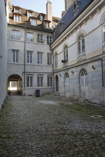 Façade postérieure du logis sur rue et l'aile sur cour. © Région Bourgogne-Franche-Comté, Inventaire du Patrimoine