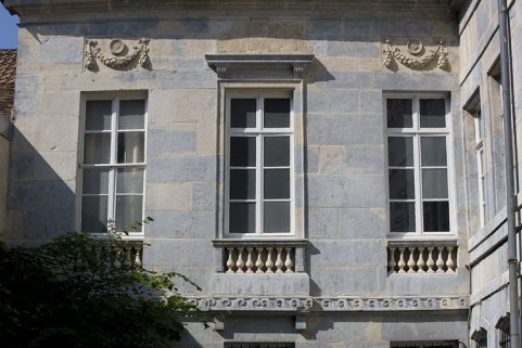 Hôtel en fond de cour : détail du premier étage de la façade antérieure. © Région Bourgogne-Franche-Comté, Inventaire du Patrimoine