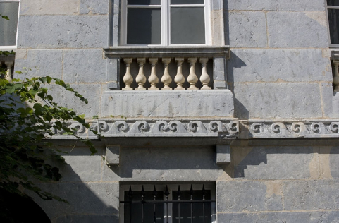 Hôtel en fond de cour : détail d'un balcon et de la frise au premier étage de la façade antérieure. © Région Bourgogne-Franche-Comté, Inventaire du Patrimoine
