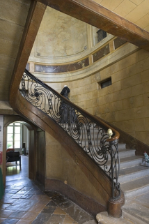 Hôtel en fond de cour, escalier : détail de la première volée avec la rampe en ferronnerie. © Région Bourgogne-Franche-Comté, Inventaire du Patrimoine