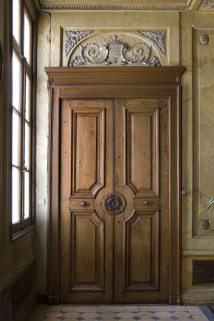 Hôtel en fond de cour, escalier : détail de la porte droite sur le premier palier. © Région Bourgogne-Franche-Comté, Inventaire du Patrimoine